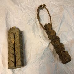 To gjærstokker med utskjæringer utstilt på Voss museum.