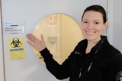 Linn Borgen Nilsen, leder for norsk genressurssenter, utenfor klonarkivet for potet på Ås.