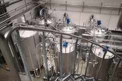 Slam fra forskjellige fraksjoner sammen med marine mikroalger produserer omega 3 og proteiner i bioreaktorer.