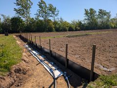 For å varme opp jorda blir røyr for varmt vatn grave ned.