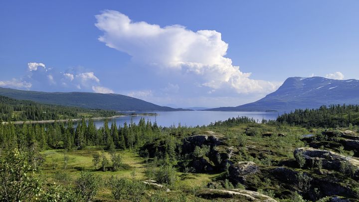 Noreg er kjent for vakker natur, fjord og fjell, skog og vidde. Gode kartverktøy er viktige for ei god forvalting som tar omsyn til klima og natur. Tustervatnet, Hemnes kommune, Nordland.