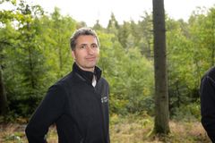 En person står i en frodig skog.