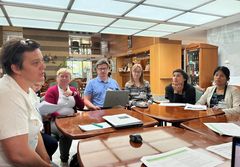 Dominika Krzeminska, avdelingsleder ved NIBIO (t.v.) i gruppesamtale med øvrige OPTAIN-forskere i Balatongyörok i Ungarn i 2022.