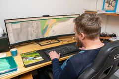 Dagfinn Rike på Lerestvedt gard i Arendal studerer tenesta Gårdskart.