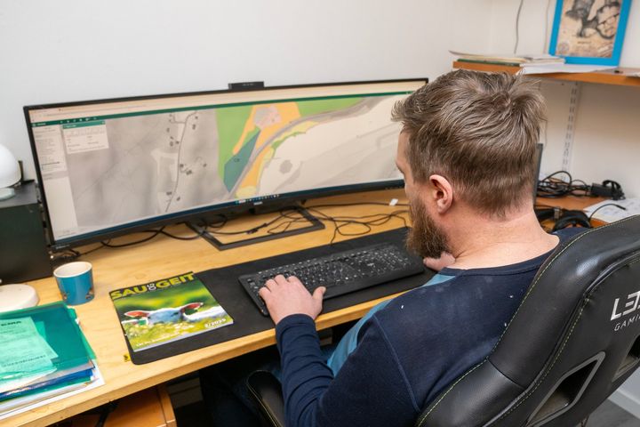 Dagfinn Rike på Lerestvedt gard i Arendal studerer tenesta Gårdskart.