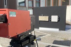 Hyperspektrale kameraer registrerer et bredt spekter av bølgelengder, også områder som ligger utenfor det vi som mennesker kan oppfatte. I SenseWood brukes de for å registrere kjemisk informasjon i materialoverflater.