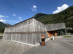 I Norge stilles det strenge krav til brannsikkerhet og dokumentasjon av både tre og andre materialer som brukes i bygg. Samtidig er det et økende behov for metoder som gjør det mulig å følge utviklingen i både materialkvalitet og beskyttende behandlinger gjennom hele byggets levetid. På bildet ser vi besøkssenteret til Borgund Stavkirke i Lærdal kommune i Vestland fylke.