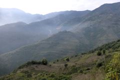 Utsikt langs Yunnan-rute 214, der veien går ned omtrent 1500 meter over en strekning på 38 km, fra landsbyen Potou mot Red River-dalen. Potou township, Yunnan.