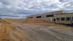 Kvar haust køyrer bønder tilhengarlass på tilhengarlass med korn til lokale kornmottak. Biletet syner eit kornmottak der dei må lagra korn ute på grunn av for liten kapasitet. Dersom det kjem regn, må kornet køyrast inn og så ut att. Året dette biletet vart tatt, måtte nokre kornmottak utsetta mottak av havre på grunn av plassmangel. Dette har vorte ei stor utfordring ved fleire kornmottak i Noreg.