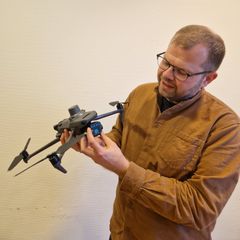 NIBIO-forsker Jakob Geipel viser hvordan droner kan brukes til fjernmåling i prosjektet.