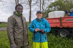 Shelemia Nyamuryekung'e (prosjektleder) og Lise Grøva på testforsøk sommeren 2025. Her bruker de mobilen til å følge med på dyrene og flytte de virtuelle gjerdene.