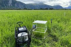 Kammersystem for måling av klimagassutslipp ved forsøksfeltet på myrjord i Farstad.