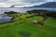 Mange dyrkede myrområder langs vestkysten av Norge har relativt høy grunnvannstand på grunn av det fuktige klimaet. I slike områder kan Tier 1‑metoden gi en betydelig overvurdering av CO2-utslippene. Bildet viser et forsøksfelt på dyrket myrjord ved NIBIOs forsøksstasjon på Fureneset i Vestland.