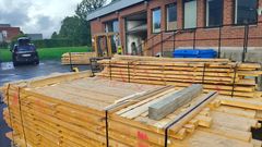 Selve testingen foregikk ved Trelaboratoriet på NMBU, der trelastens styrkeegenskaper ble testet – både mekanisk og visuelt.