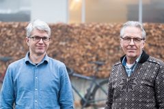 NMBU-professorene Geir Vestøl og Olav Høibø disponerer et eget snekkerverksted og testlaboratorium spesiallaget for å teste tømmer og trelast. Der knekkes planker for å teste styrken til nordnorske grantrær.