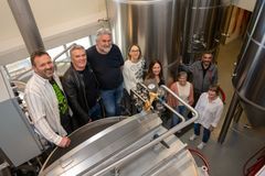 Prosjektgruppa i Kveiksmakprosjektet. Dagleg leiar i Voss Fellesbryggeri, Rune Midtun, er prosjektleiar. Seniorforskar i NIBIO, Hans Geir Eiken, og dagleg leiar i Vestnorsk kulturakademi, Atle Ove Martinussen, er initiativtakarar og samarbeidspartnarar. Professor Lorena Butinar frå Universitetet i Nova Gorica i Slovenia skal analysere smaks- og luktstoff i kveikøl i prosjektet. Ingunn Øvsthus i NIBIO leier arbeidet med å etablere eit vitskapleg smakspanel for kveik ved NIBIO Ullensvang. Nedst: Torgunn Hegland (Voss Fellesbryggeri), Benedikt Grein og Trude Magnussen (NIBIO).