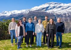 Oppstartsmøte i Kveiksmakprosjektet. Bak, frå venstre: Lorena Butinar, Clayton Haskell, Benedikt Grein, Rune Midtun og Hans Geir Eiken. Framme, frå venstre: Marianne Hotle, Trude Magnussen, Torgunn Hegland og Ingunn Øvsthus.