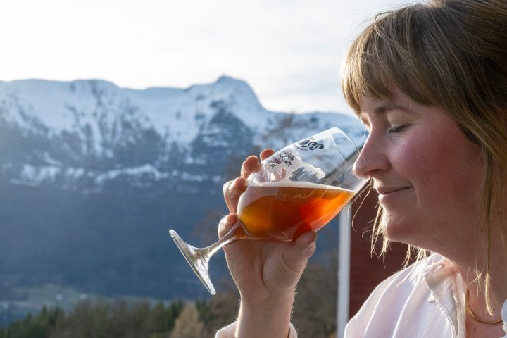 Overingeniør i NIBIO, Trude Magnussen, testar smaken av kveik.