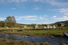 Landskapet er forma av menneskeleg aktivitet, og for å forstå det må vi sjå på jordbruket slik det faktisk vart drive – med slått og ljå, beiting, hausting av lauv, og mange andre ressursar. Bildet er fra Hiåvollen i Endalen i Midtre Gauldal.