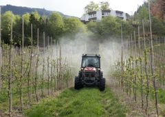Sprøyting av eplefelt i Hardanger. Det er utfordrande å få nye plantevernmiddel godkjent i EU, og enno vanskelegare i Noreg. Biologiske alternativ til konvensjonelle sprøytemiddel stansar opp i eit utilpassa regelverk.