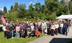 Gruppebilde av CircWOODs prosjektdeltakere og øvrige tilhørere i en pause under CircWOODs sluttseminar som ble avholdt på Vitenparken i Ås 11. juni 2026.