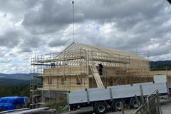 En betydelig andel av treet som allerede finnes i bygg holder god kvalitet og kan brukes videre. Likevel går det meste fortsatt til forbrenning når bygg rives eller rehabiliteres. Her monteres takstoler på en ny låve i Hurdal.