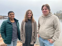 Tre av CircWOODs fire PhD-kandidater. Fra venstre til høyre: Shumaila Khatri ved Universitetet i Innlandet som disputerte våren 2026, Kristina Bringedal Gedde fra NIBIO og Tom Erik Thorkildsen fra NMBU. Den fjerde kandidaten Stig Morten Lyse (ikke avbildet) tar graden sin ved NTNU.