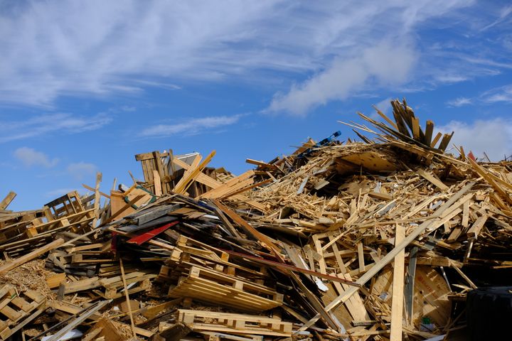 I dag går betydelige mengder trevirke til energigjenvinning, selv om mye av materialet teknisk sett kan brukes om igjen i nye produkter og konstruksjoner.