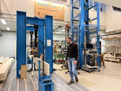 I CircWOOD jobbet Dag Pasquale Pasca, forsker i Treteknisk, med laboratorieanalyser av returtrevirke.