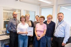 Marit Almvik i NIBIO og Hanne Marit Gran i Mattilsynet og sammen med Marits kolleger i NIBIO som bidrar i jakten på plantegiftstoffene. Bak, fra venstre: Ivo Havrenek Guldberg, Randi Bolli, Lina Aarsbog, Kari Stuveseth og Tore Bonge-Hansen.