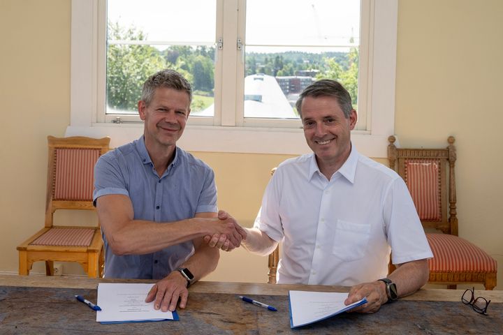 Rektor ved NMBU, Solve Sæbø og adm. dir. i NIBIO, Ivar H. Kristensen signerer avtale om å etablere senteret AI for Nature.