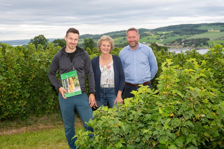 Fra venstre: Dag Lennart Nielsen fra Gran, Anita Sønsteby, forsker i NIBIO og Hans Christian Bjerketveit, direktør forsyning og forretningsutvikling i Lerum.