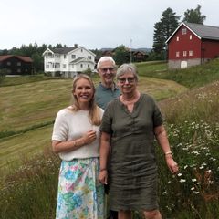 Anne Rokne Bolkesjø med foreldrene Leif Bolkesjø Mælandsmo og Lisbeth Rokne.