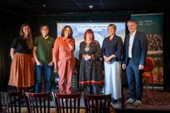 Fra v.: Silje Kvist Simonsen og Frøydis Gillund (NIBIO), Krstina Hansen (AP), Ann-Elise Finbog (Sametinget), Aina Valland (Lerøy seafood) og Ivar Horneland Kristensen (NIBIO), på Arendalsuka 2026.