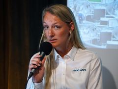 Oda Igland i Havland vil bruke fiskeslam – substrat – til å fôre mikrober som så igjen kan bli torskefôr. Arendalsuka 2026.