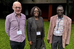 Prosjektleder for MaDiPHS, dr. Karl Thunes fra NIBIO, dr. Agnes Mbachi Mwangwela, prorektor ved LUANAR, og dr. Jonathan Mkumbira, nasjonal koordinator for MaDiPHS, under workshopen ved LUANAR-universitetet utenfor Lilongwe i Malawi.