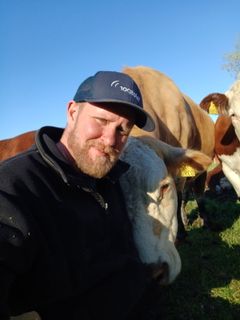 – Teknologien løser ikke alle utfordringer, men den er et nyttig hjelpemiddel, sier Andreas Larsen, bonde og leder av Troms Bondelag.