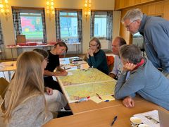 Flere av deltakerne trakk fram treplanting langs vassdraget, restaurering av kantvegetasjon og ulike former for vannfordrøyning som aktuelle tiltak. Det ble også diskutert hvordan nye utbyggingsområder kan planlegges slik at mer regnvann holdes tilbake lokalt før det når elva. Innspillene fra workshopen vil nå bli tatt med videre i prosjektarbeidet.