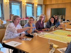 Seniorforsker og prosjektleder Eva Skarbøvik (t.v.) i NIBIO presenterte prosjektet og forklarte hvordan lokale erfaringer skal kombineres med kartanalyser, målinger og modellering for å finne gode klimatilpasningstiltak i Kråkstadelva.
