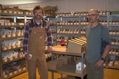 Det var litt tilfeldig at to nederlendere skulle ende opp som frøprodusenter av tradisjonelle norske grønnsaker. Jasper Kroon (t.v.)  startet Solhatt sammen med Tom Boersma i 2011. I dag har Solhatt rundt 27 eldre norske grønnsaksorter. Det er blant annet sorter av kålrot, hodekål, løk, tomat, nepe, erter og bønner.