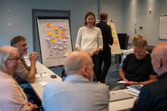 Et levende laboratorium. Representanter fra matsystemet i Nord-Norge kartlegger hva som står i veien for at bedrifter kan utnytte biprodukter. I midten står Living Lab-koordinator Marianne Vileid Uleberg.