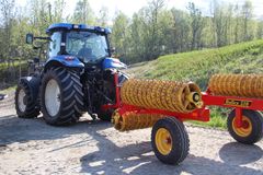Traktor med trommel frå Balsfjord i Troms. Undersøkinga omfattar perioden 2018–2025 og har først og fremst sett på investeringar i maskiner, redskaper og teknisk utstyr.