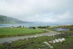 Frå Grunnfjord i Troms. Jordbruket i Nord Noreg er prega av store avstandar og mange stader er areala små og spreidde.
