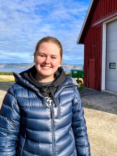 Sigrid Falksete var ei av fleire elever ved vidaregåande skuler som besøkte NIBIO-stasjonen på Apelsvoll.