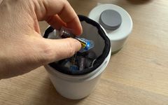 Batteriboksen gjør det enkelt å teipe og oppbevare batteriene i brannsikker emballasje.