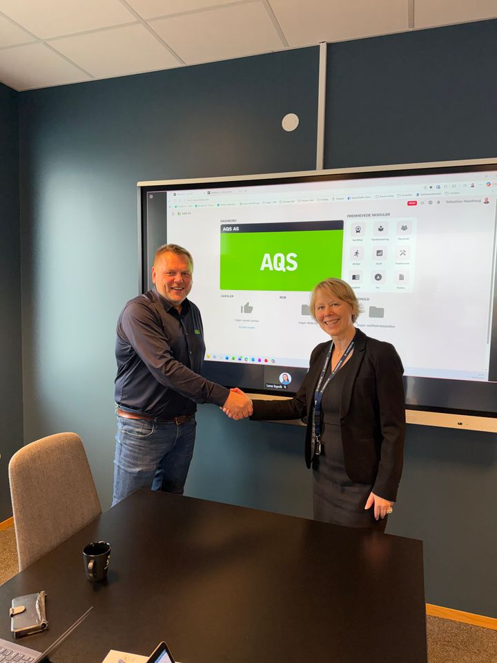 AQS og Norseye markerer starten på et nytt samarbeid om kvalitet og sikkerhet i AQS. Fra venstre: Pål Anders Lauvsnes, COO i AQS, og Sidsel Sæterøy, CEO i Norseye. Foto: Norseye.