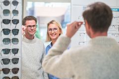 Kunde prøver briller hos Interoptik
