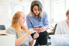 Interoptik sorterer og gjenvinner materialer fra briller