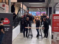 Nasjonal salgssjef, Andreas Øgaard Bergh, markerte åpningen av kundesenteret på ekte Byggmakker-vis.