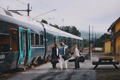 Espen Lind og Musti på Jevnaker stasjon